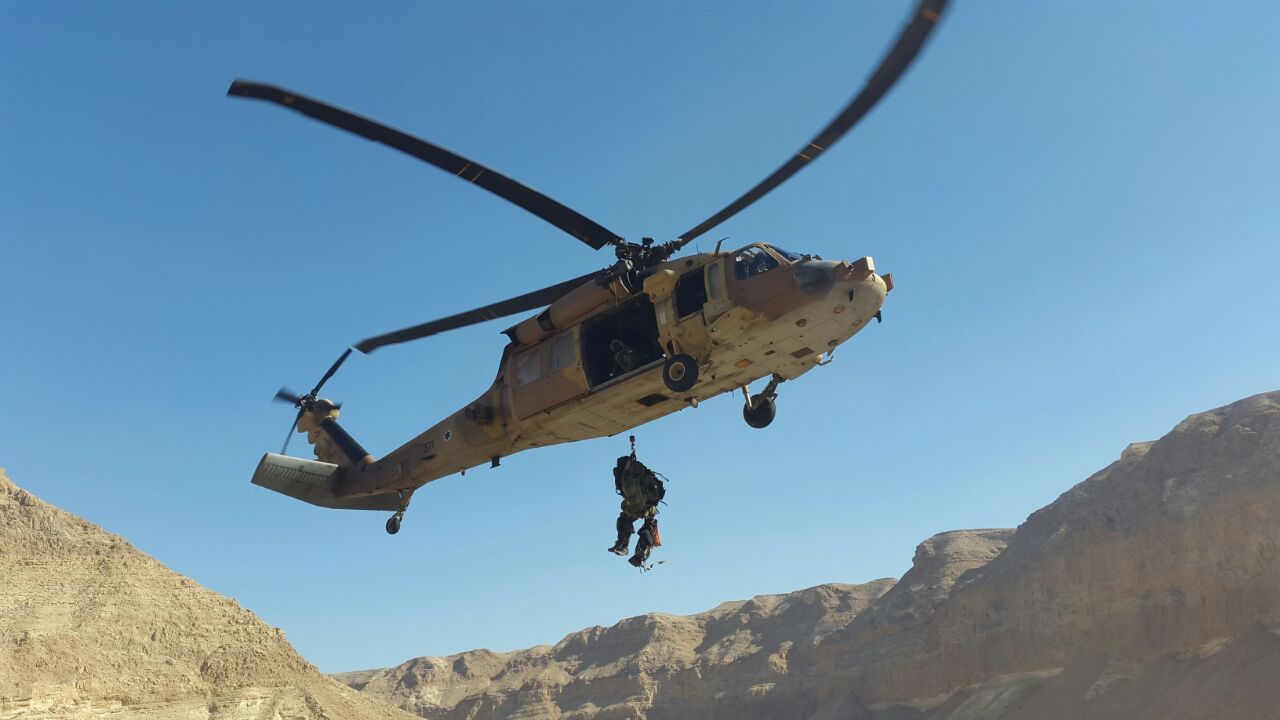 מסוק של יח' 669 מחלץ את בנו של ניר (צילום: מיה בן גיגי, יחל''צ ערד)